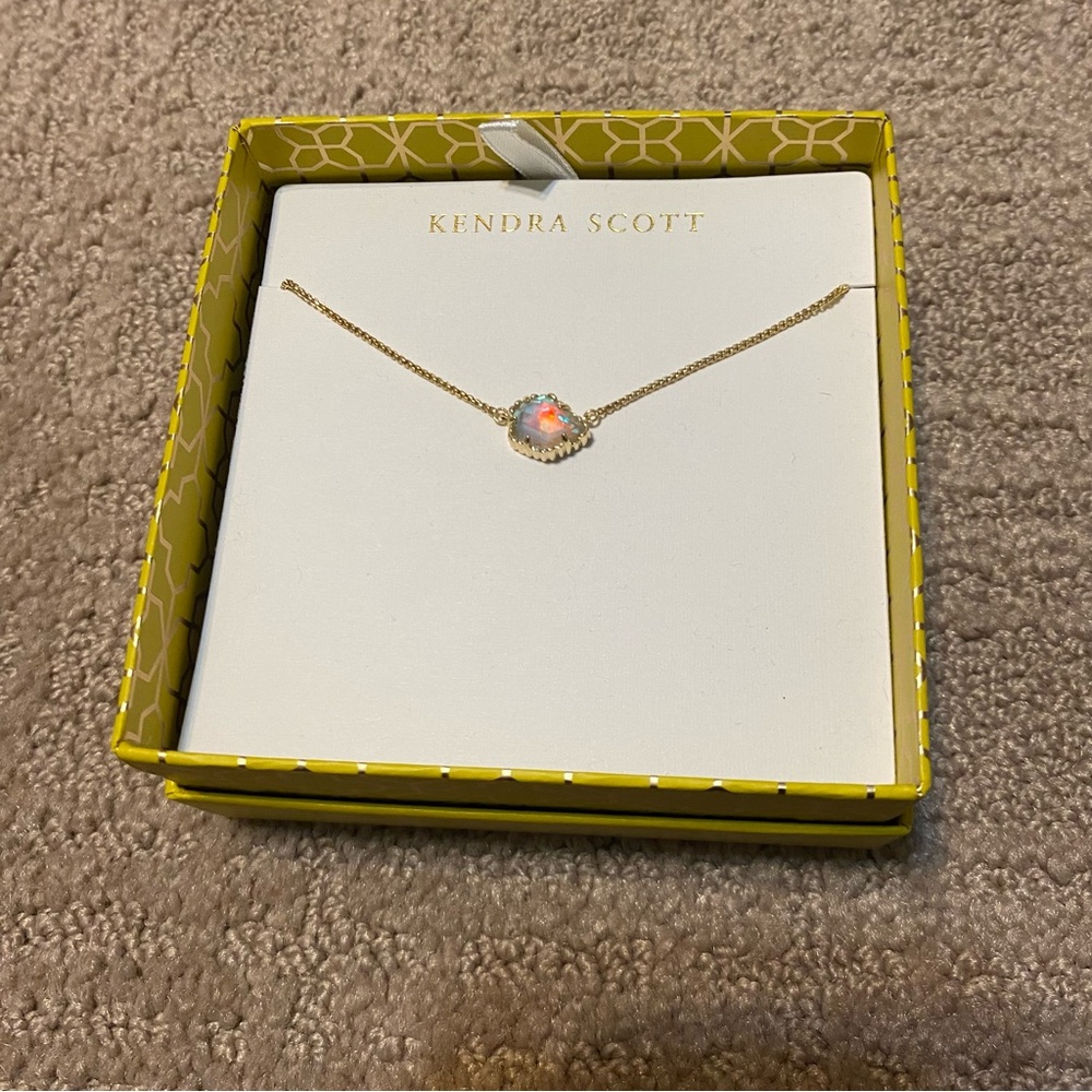 New in Box {Kendra Scott} Boxed Mini Elisa Gold-Tone Pendant Necklace - Picture 4 of 14